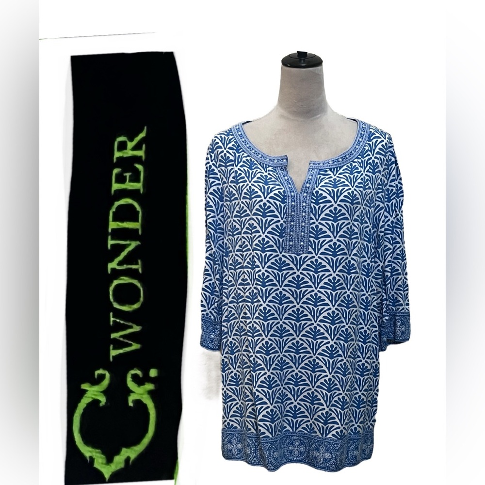 KT- C. Wonder Blue and White Leaf Pattern Blouse Size 16.
Bust 23.5”
Length 28”